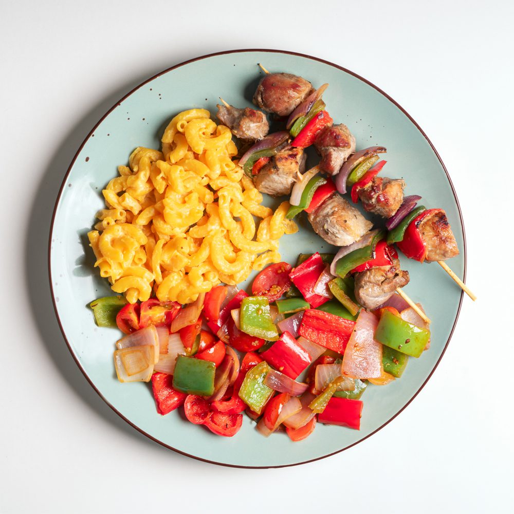 Anticuchos de cerdo con macarrones con queso