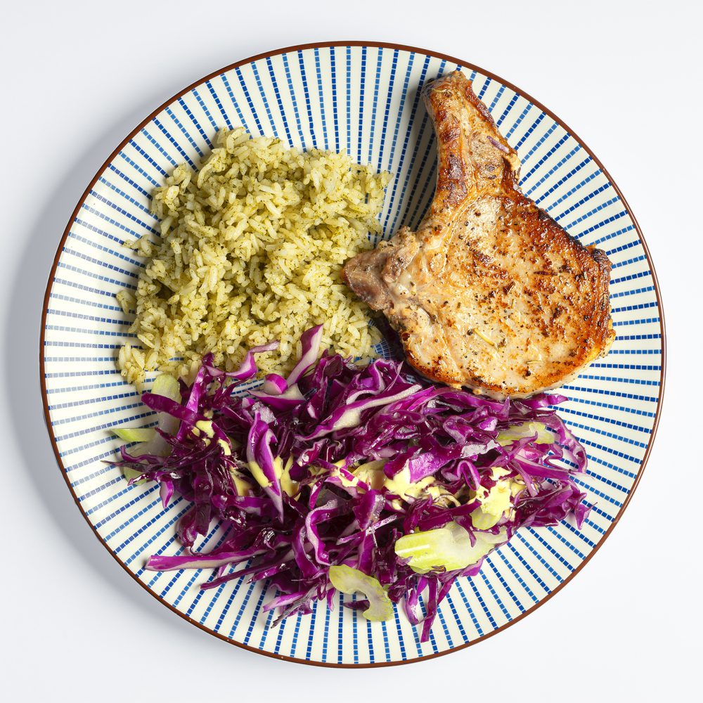 Chuleta con arroz al cilantro y ensalada de repollo morado y apio