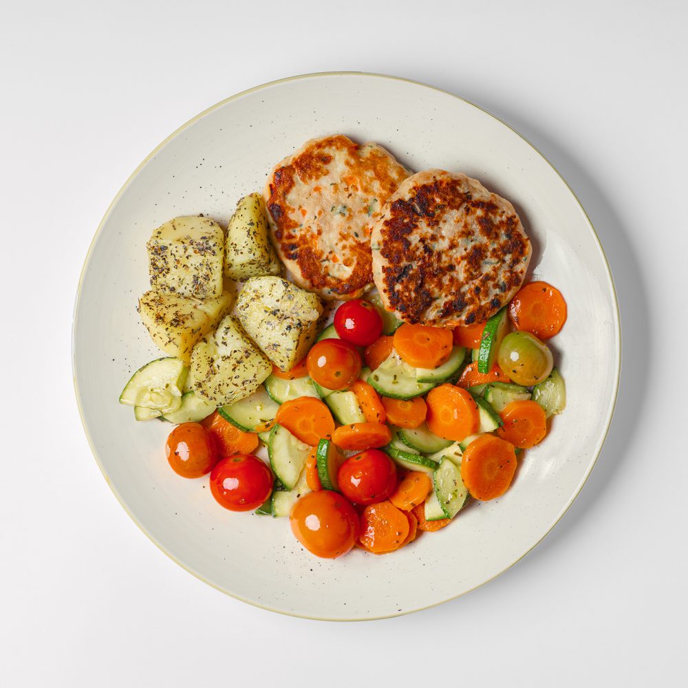 Croquetas de pavo con verduras salteadas y papas a las finas hierbas