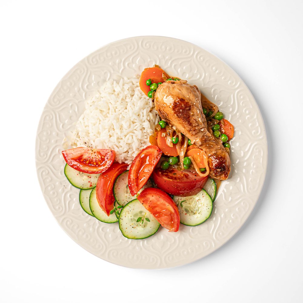 Pollo arvejado con ensalada de pepino y tomate