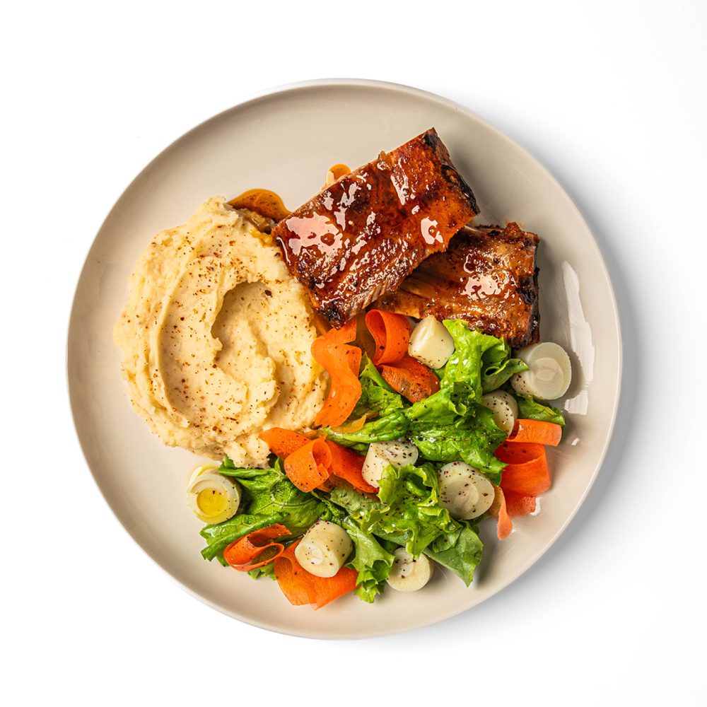 Costillitas baby back ribs con puré picante y ensalada