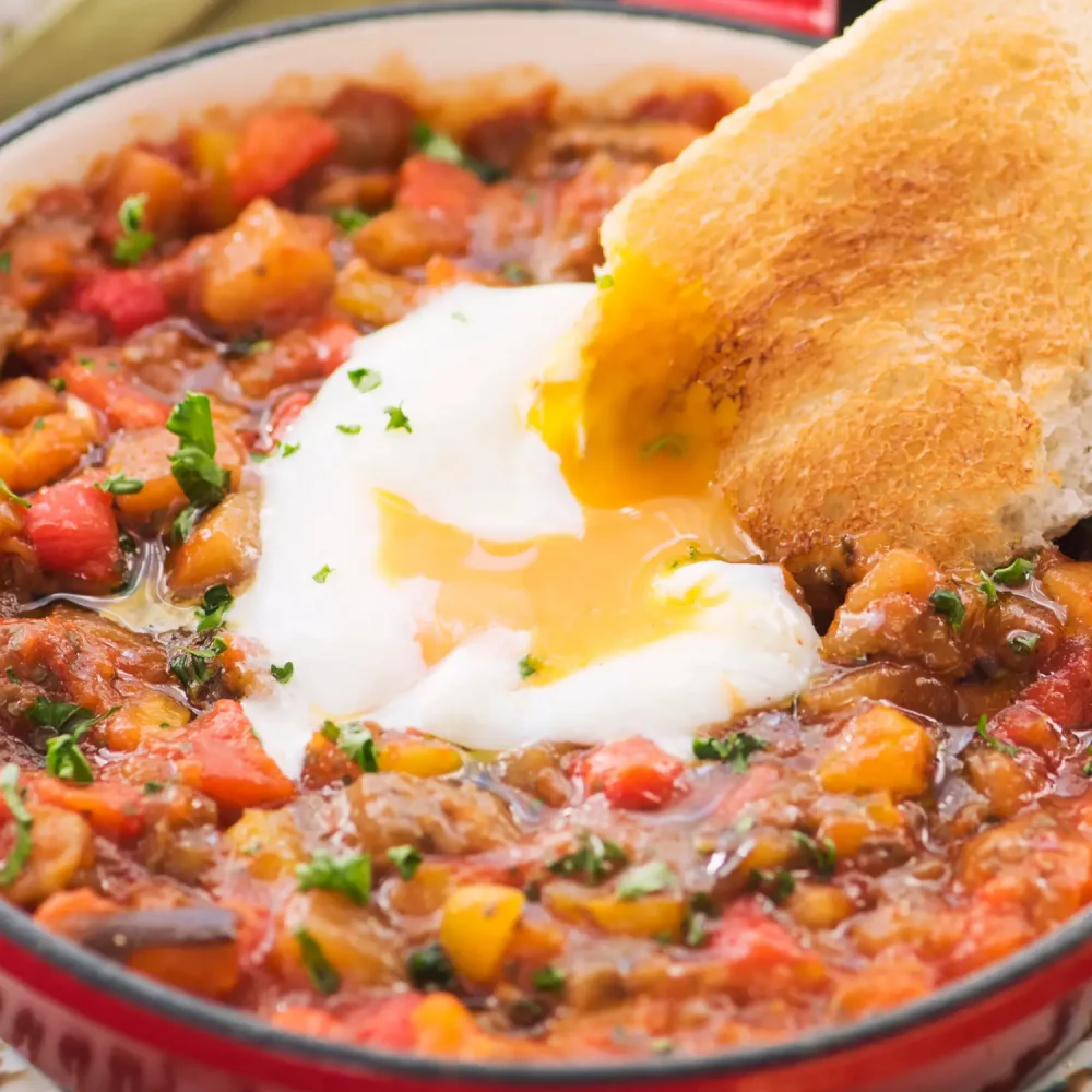 Huevos Napolitanos con pan tostado