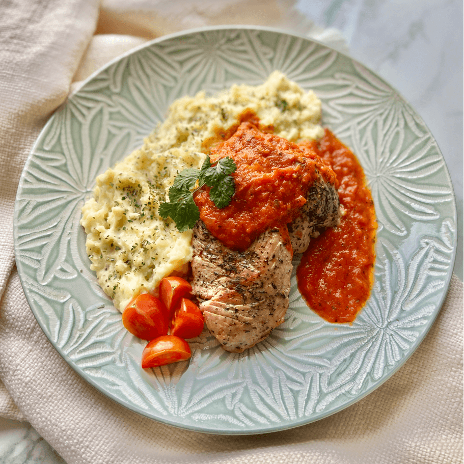 Pechuga de Pollo con Salsa de Tomate y Puré de Papas al Ciboulette