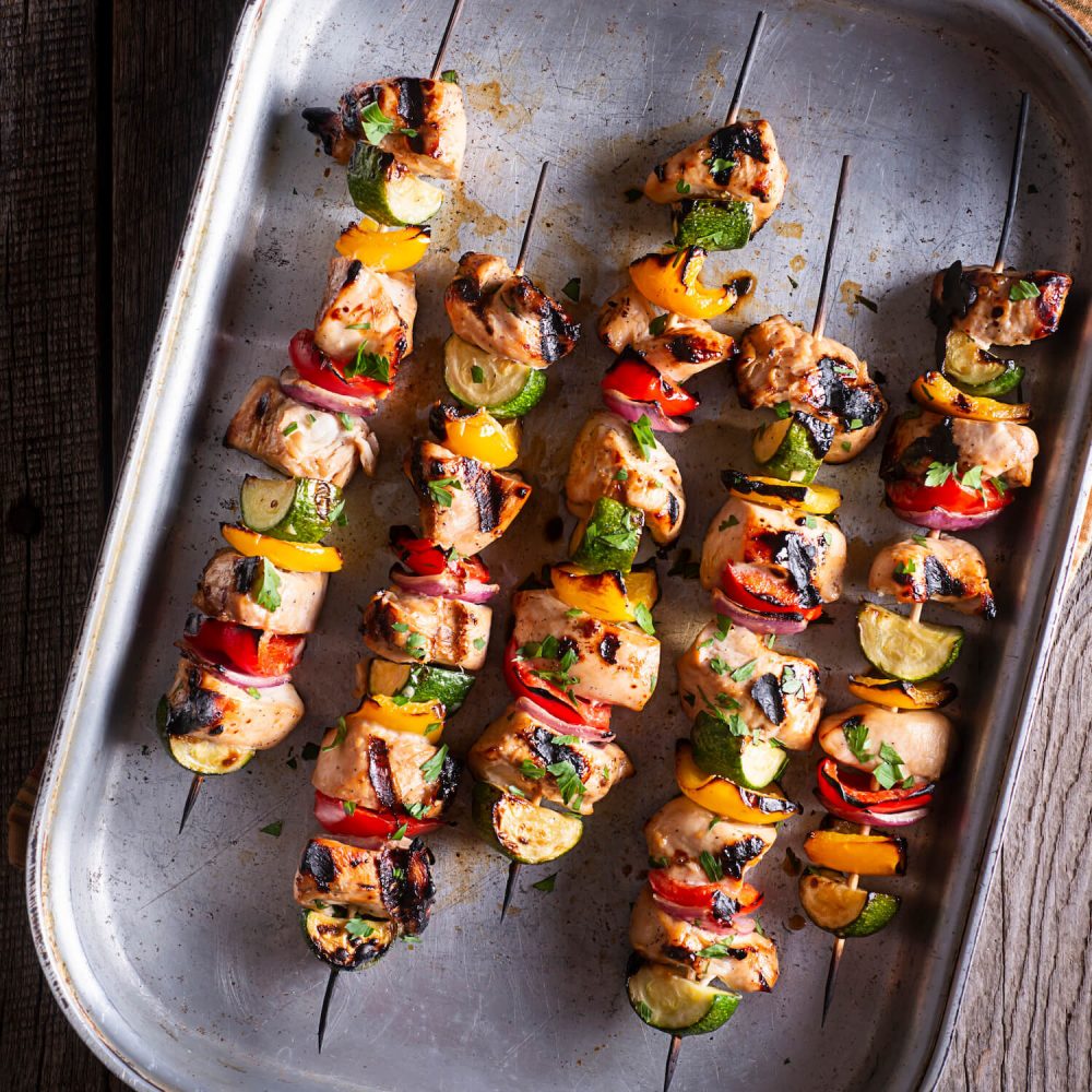 Brochetas de pollo al pesto rojo con vegetales