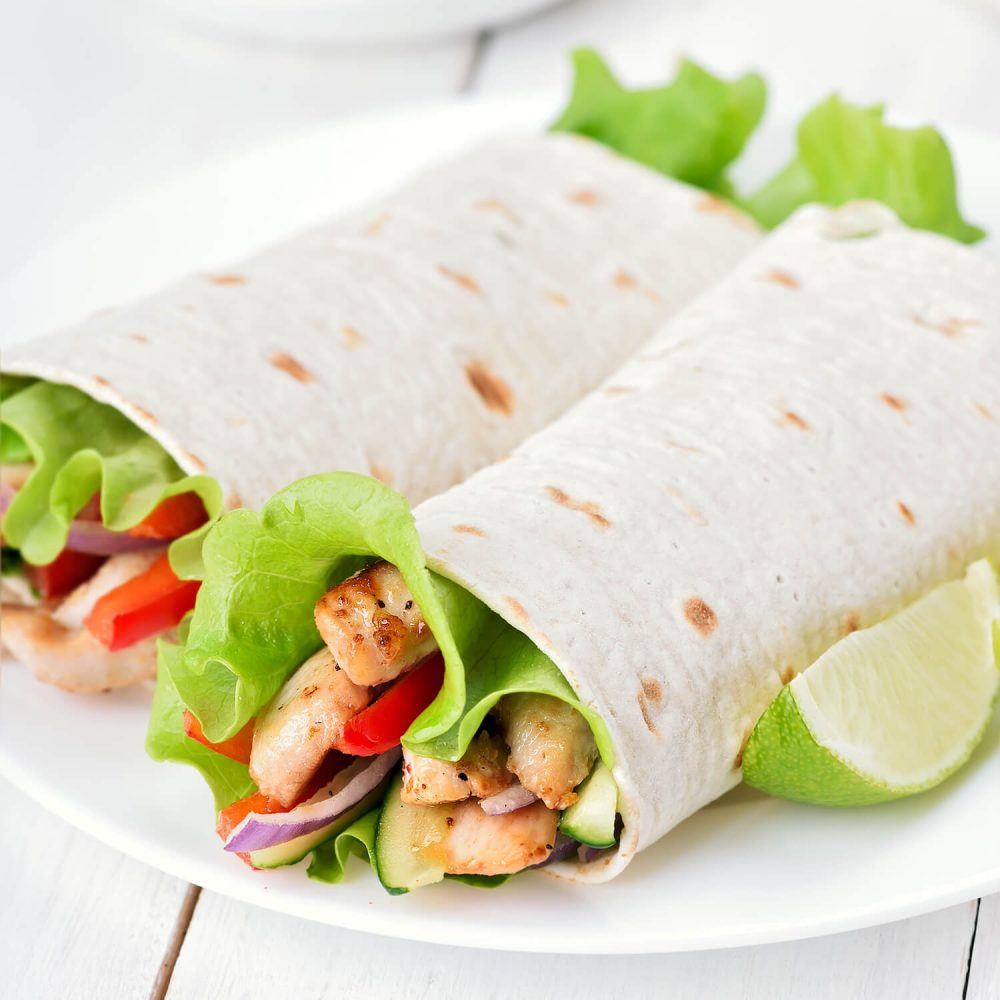 Fajitas de pollo al mediterráneo con salsa de yogur