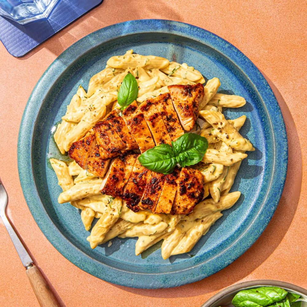 Pasta cremosa con pollo a la plancha